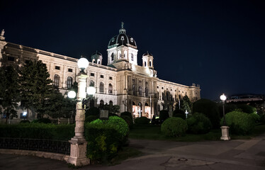 Obraz premium Illuminated Historic Building Of The Museum Of Art In The Inner City Of Vienna In Austria
