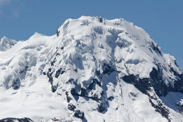 Cima del volcán Antisana cubierto de nieve