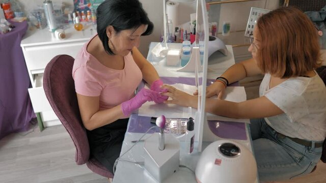 esteticista profesional realizando tratamiento de belleza y limpieza a mano de joven