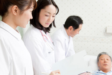 Fototapeta premium 回診する医師