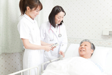 Fototapeta premium 回診する女医と看護師