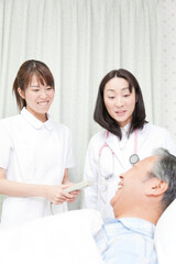 Fototapeta premium 回診する女医と看護師