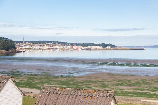 Ris beach in Douarnenez with green alga at low tide