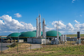 Moderne Biogasanlage zur Erzeugung von Strom und Wärme aus nachwachsenden Rohstoffen - obrazy, fototapety, plakaty