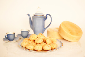 Pães de queijo com café