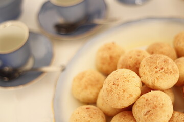 Pães de queijo com café