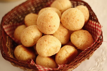 Pães de queijo com café