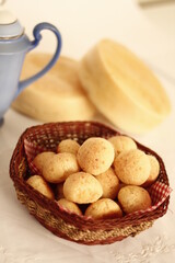 Pães de queijo com café