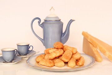 Pães de queijo com café