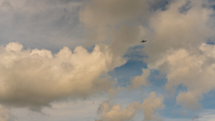 Kleines Flugzeug am Himmel