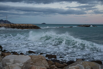 olas del mar mediterráneo con horizonte