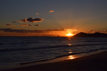 Atardecer en el mar con nubes