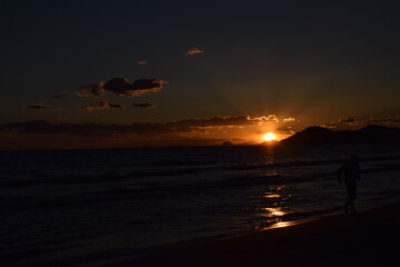 Atardecer en el mar con nubes