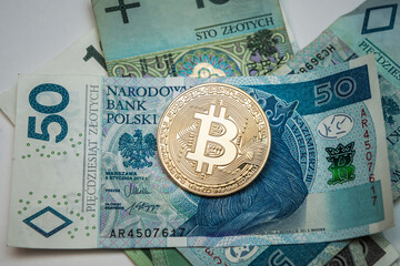 moneta bitcoin na tle waluty polskiej złotówki