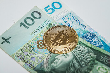 moneta bitcoin na tle waluty polskiej złotówki