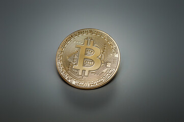 moneta bitcoin na tle waluty polskiej złotówki