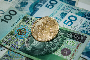 moneta bitcoin na tle waluty polskiej złotówki