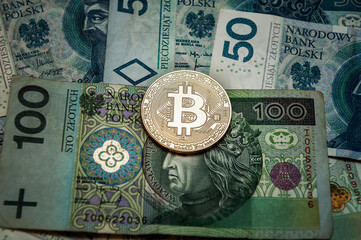 moneta bitcoin na tle waluty polskiej złotówki