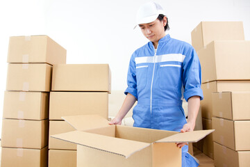 荷物を梱包する引越しスタッフ