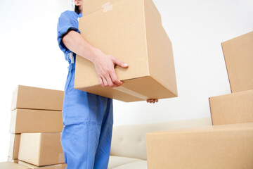 荷物を運ぶ引越し業者