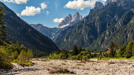 Fototapeta na wymiar Le Dolomiti viste dal letto del fiume di Auronzo di Cadore