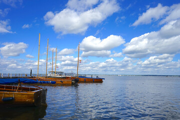 Schiffe, Segelboote an einem Bootssteg in einem kleinen Hafen am Steinhuder Meer, Wunstorf, Region Hannover, Niedersachen