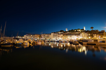 veduta notturna del porto vecchio di Cannes e della città vecchia - obrazy, fototapety, plakaty