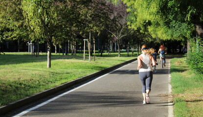 Giovane ragazza che fa jogging al parco a Settembre - sport