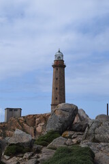 Fototapeta na wymiar Faro en Galicia con rocas 