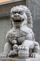 Fototapeta na wymiar marble lion sculpture in a park