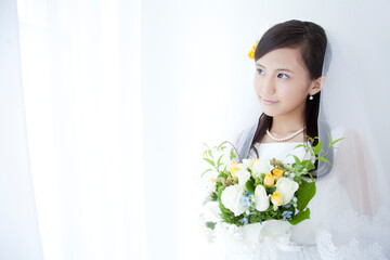 ブーケを持って微笑む花嫁