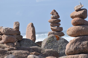 Cementerio de los ingleses en Galicia con rocas y piedras apiladas con el mar de fondo