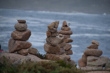 Cementerio de los ingleses en Galicia con rocas y piedras apiladas con el mar de fondo