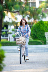 自転車に乗る女子大学生