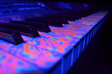 piano pintando con fluor debajo de una luz negra uv