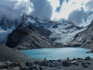 paisaje frio de una montaña con nieve y un lago en tores del paine