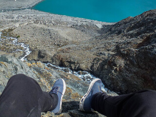 foto de pies colgando en una montaña con precipicio