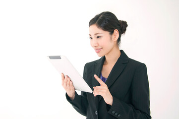 タブレットPCを見るOL