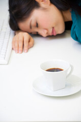 仕事中に寝るOL