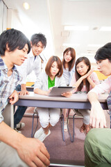 タブレットPCを見る大学生