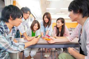 連絡交換する大学生