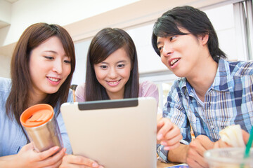 タブレットPCを見る大学生