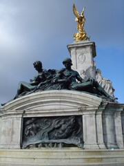 statue in front of london palace