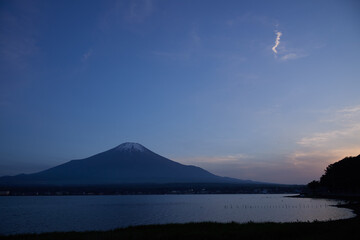 夕暮れ時の富士山　山梨県山中湖からの景色