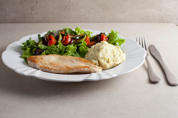 prato saudável, frango com salada e purê de batatas