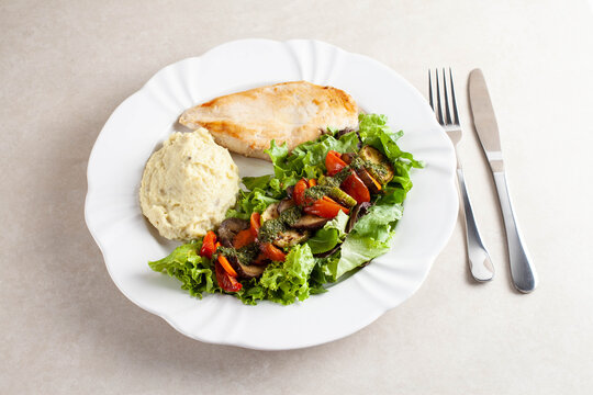 Frango, salada e  pur&ecirc;. Comida fit