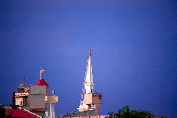 Obraz premium Church steeple against blue skies in chennai