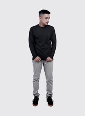 Naklejka premium Young man wearing black long sleeve t shirt was sitting in chair