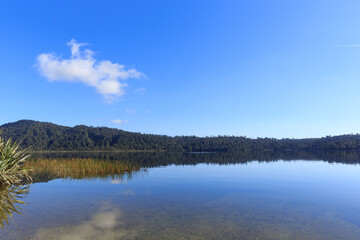 Obraz premium Calm mirror lake in the morning with mountain background in New Zealand.