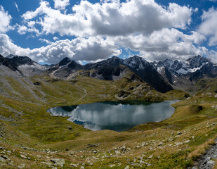 Fototapeta na wymiar Bergwandern am grossen Sankt Bernhard Lacs de Tenetre